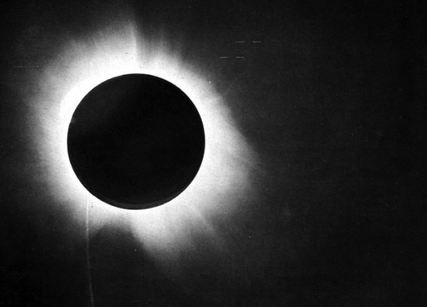 Famoso prato de Eddington no eclipse solar de 1919, o que ajudou a confirmar a teoria da Relatividade Geral de Einstein. Muito importante e interessante, mas não é relevante para a criação de uma bomba atômica